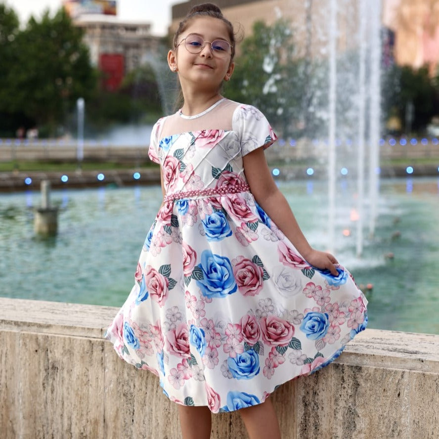 Sanina részletekkel díszített ruha