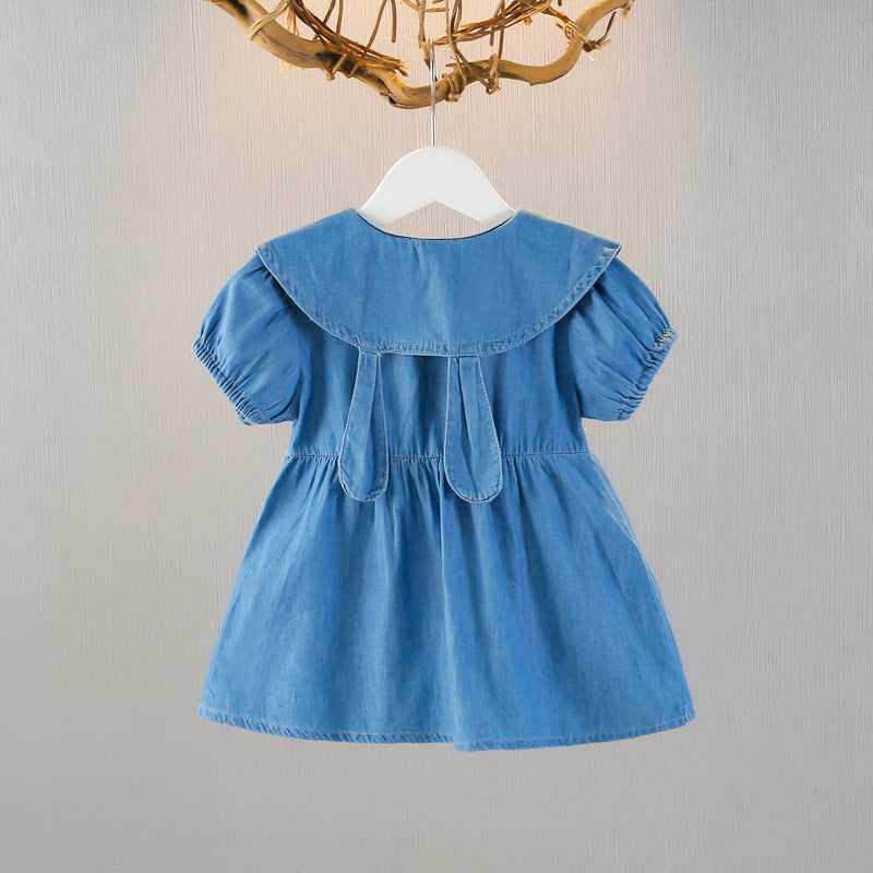 Nema részletekkel díszített kék ruha