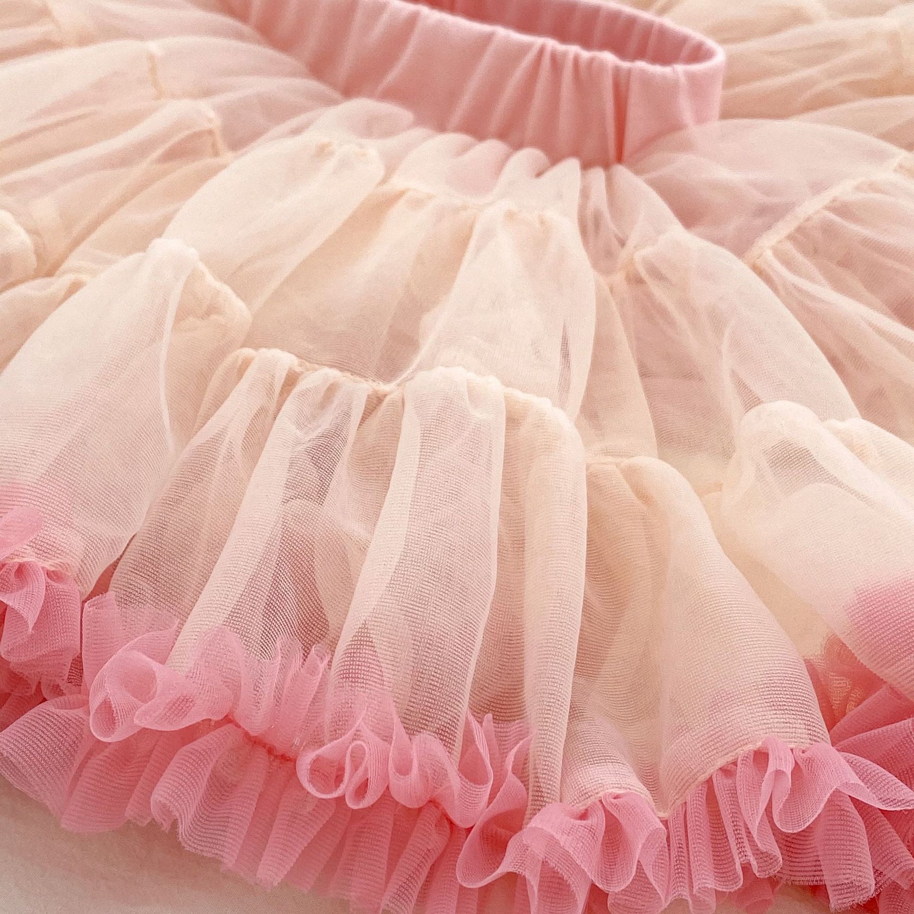 Menina rózsaszín szoknya részletekkel