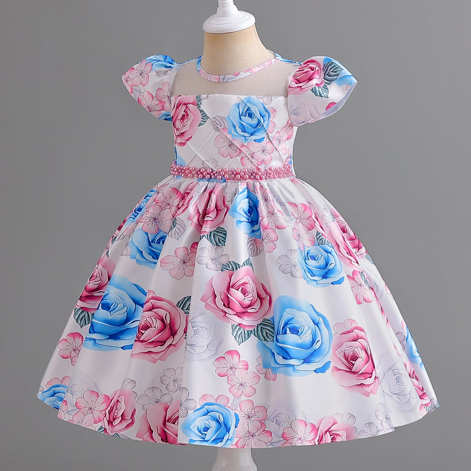 Sanina részletekkel díszített ruha