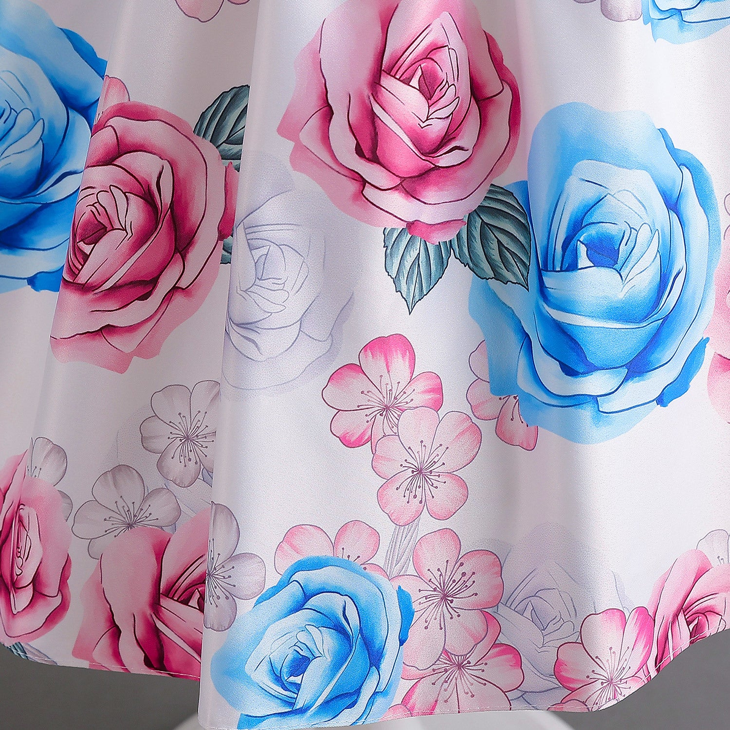 Sanina részletekkel díszített ruha