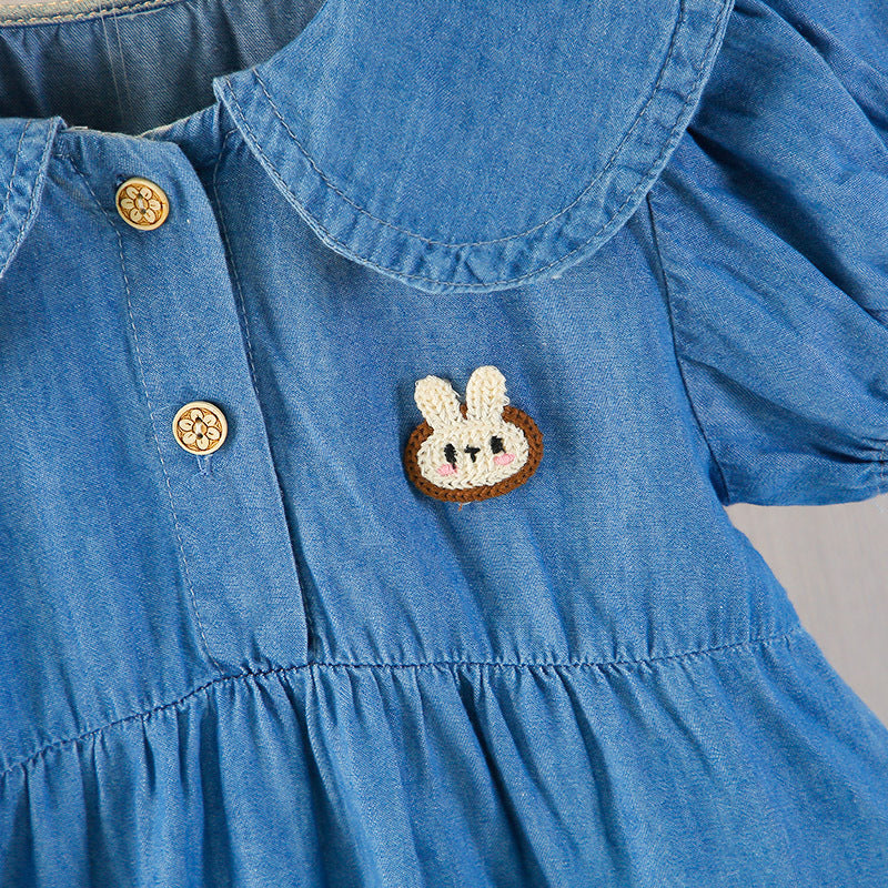 Nema részletekkel díszített kék ruha