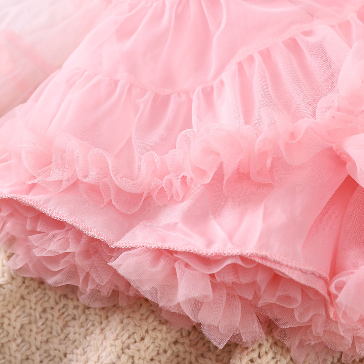 Menina rózsaszín szoknya részletekkel