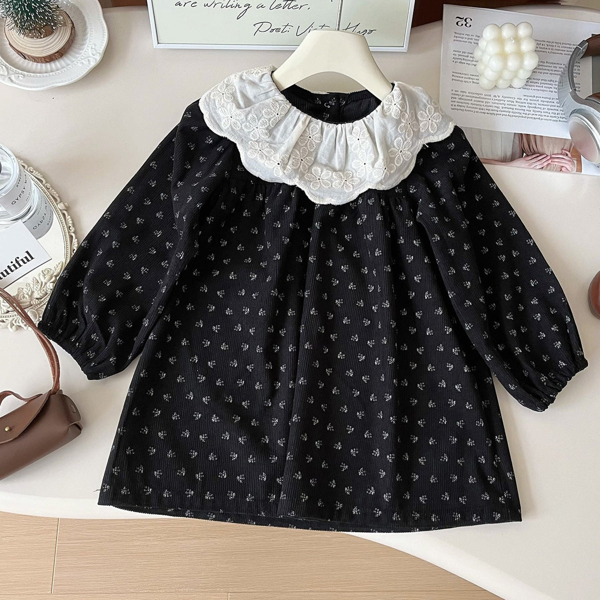 Ruha More fekete részletekkel