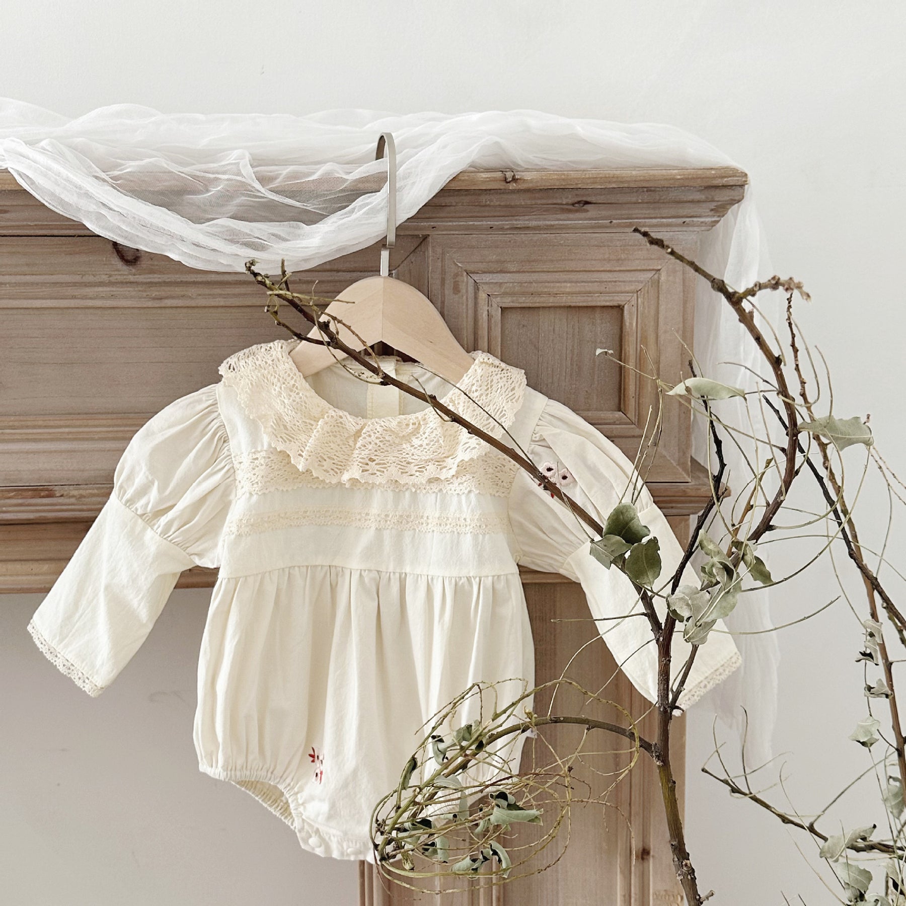 Berza részletes body  krémszínű