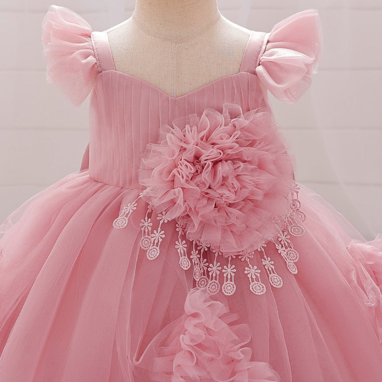 Adara rózsaszín ruha részletekkel