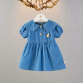 Nema részletekkel díszített kék ruha