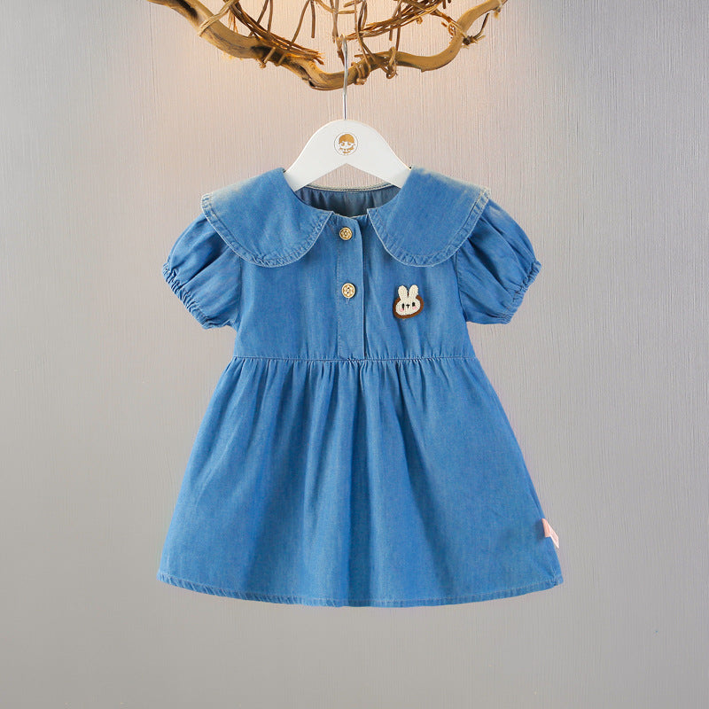 Nema részletekkel díszített kék ruha