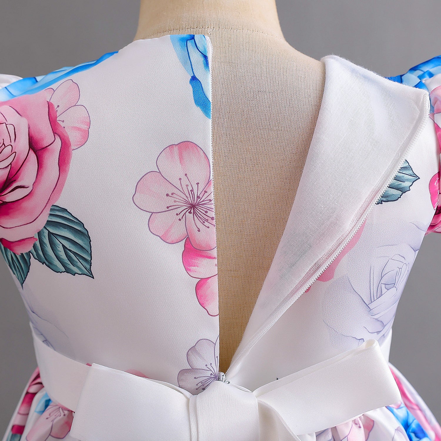 Sanina részletekkel díszített ruha