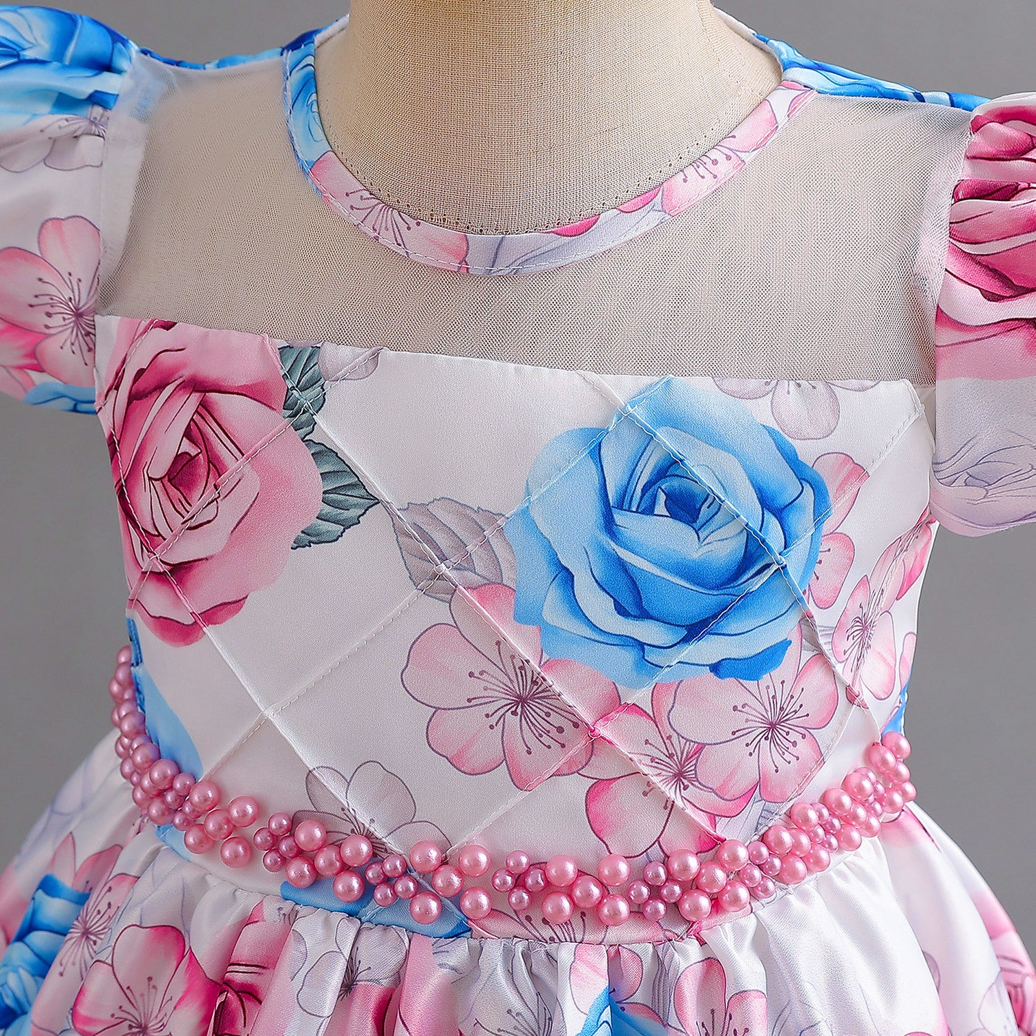 Sanina részletekkel díszített ruha