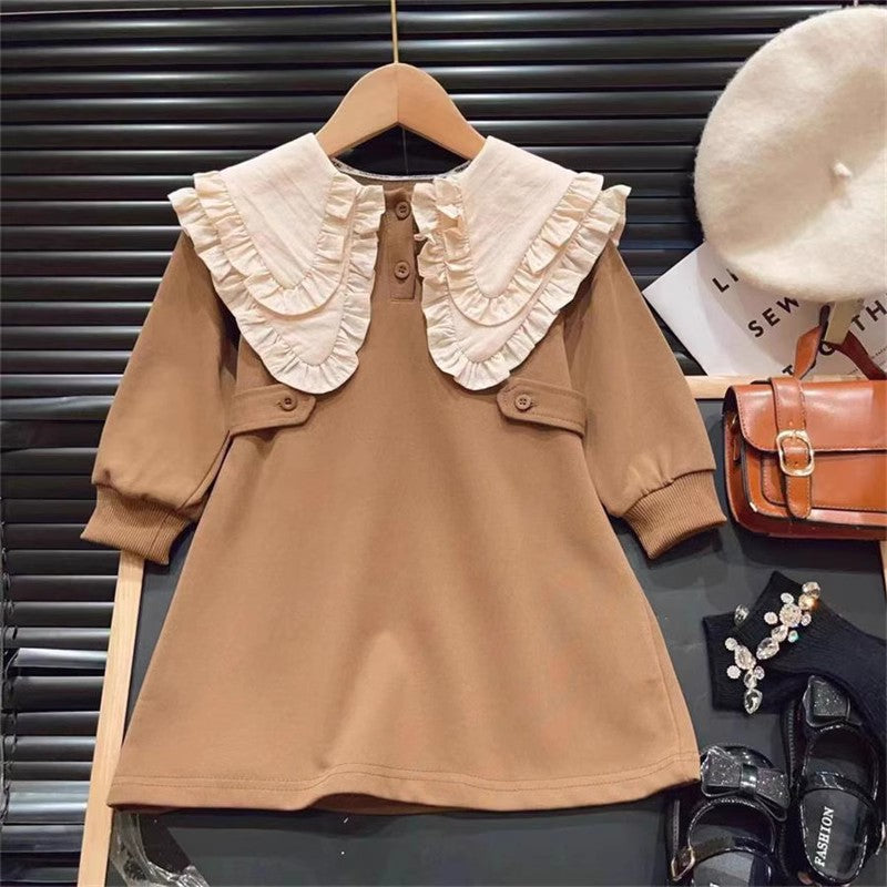 Jasme barna részletekkel díszített ruha