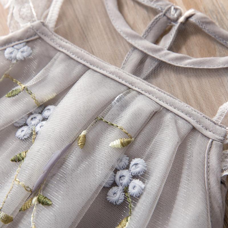 Sariza szürke ruha részletekkel