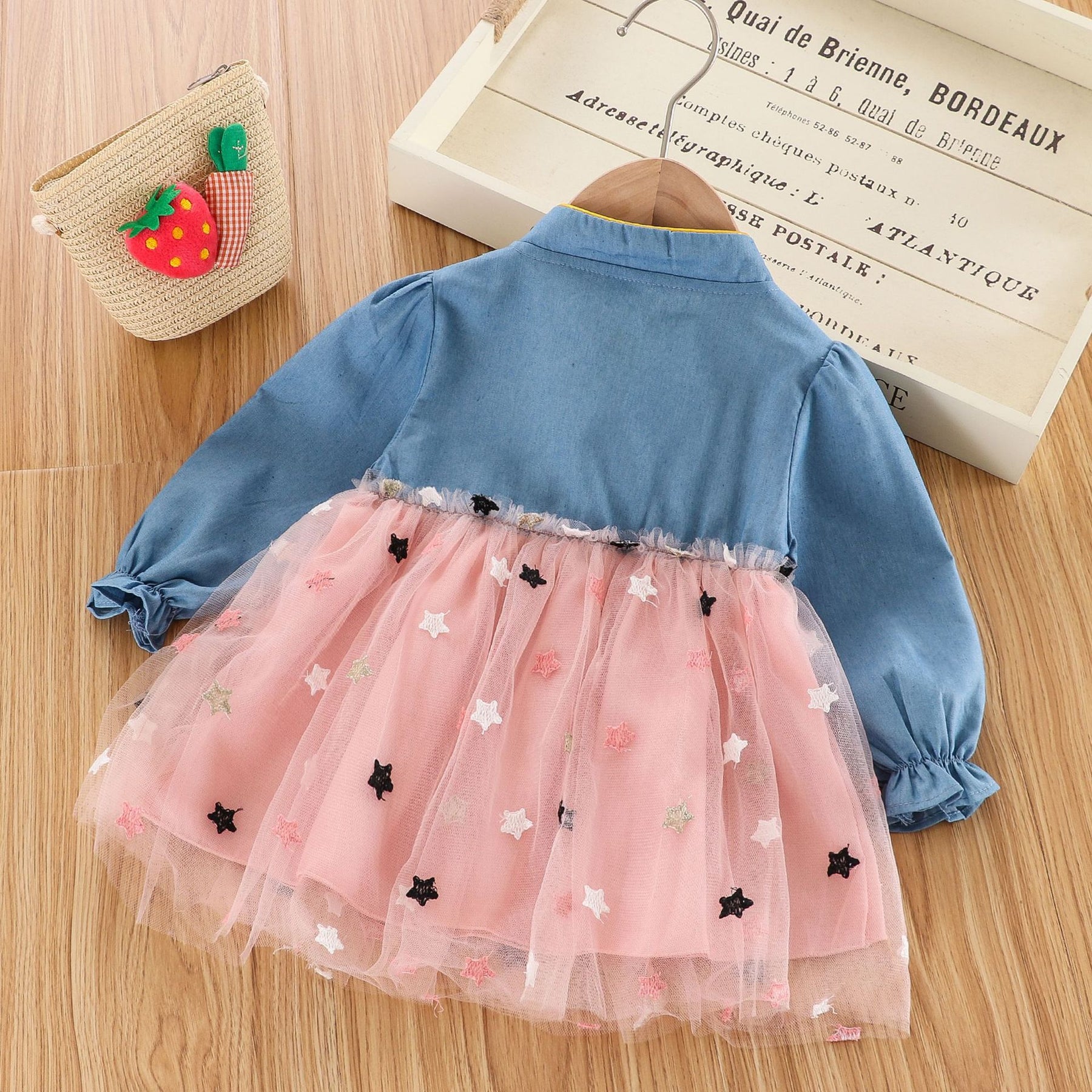 Gibra részletekkel díszített ruha