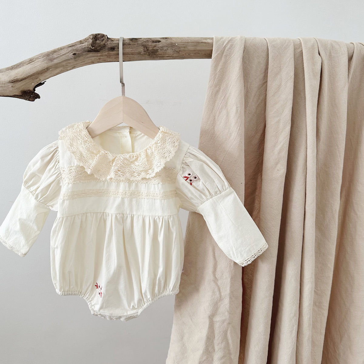 Berza részletes body krémszínű