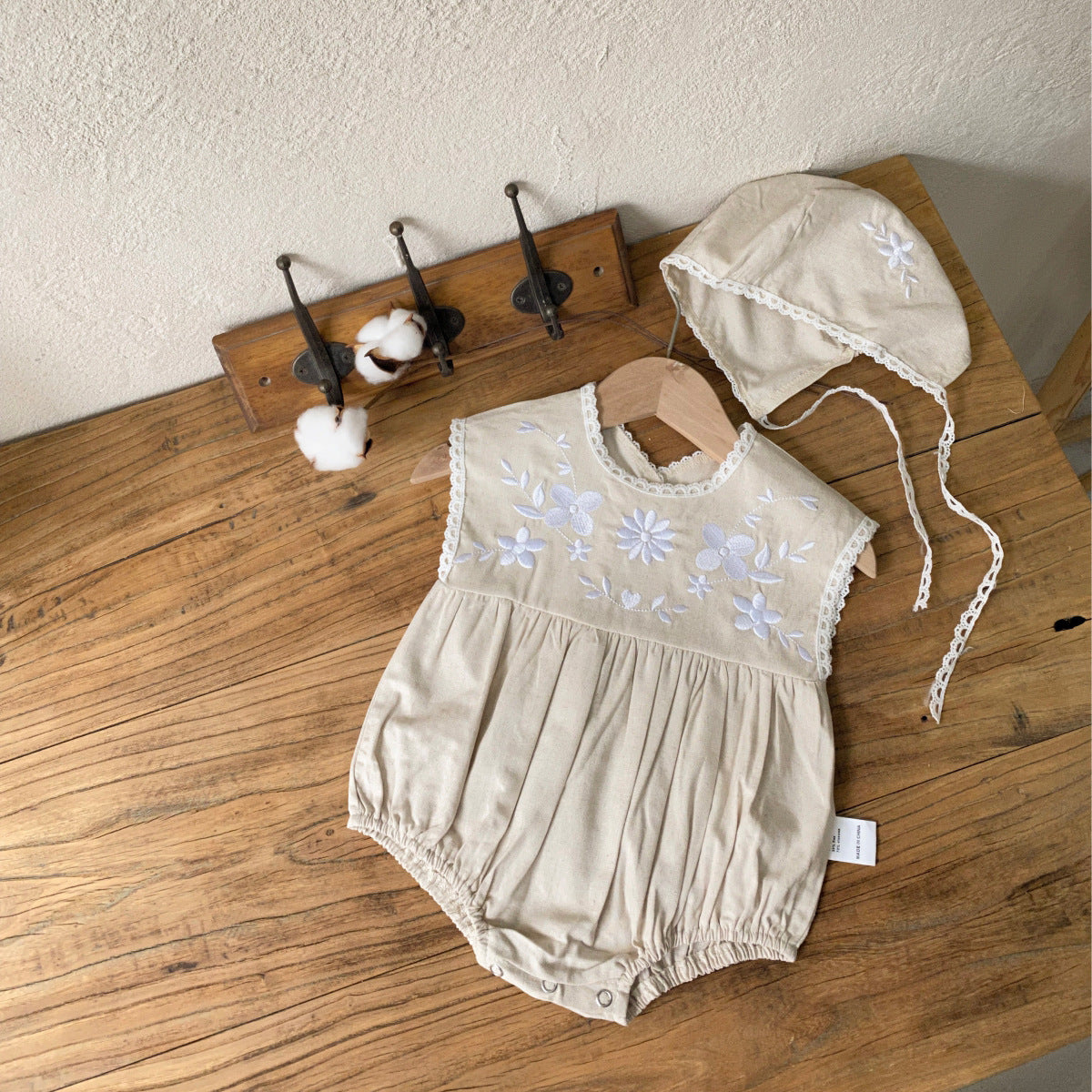 Casyra krémszínű body kalappal