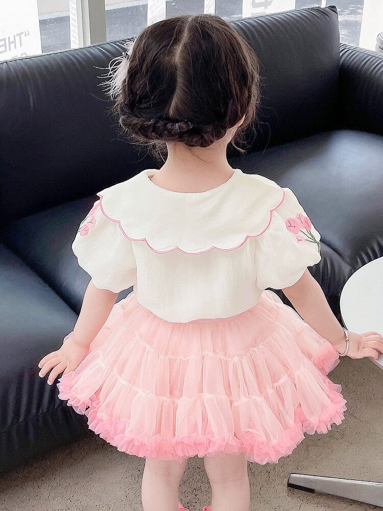 Menina rózsaszín szoknya részletekkel