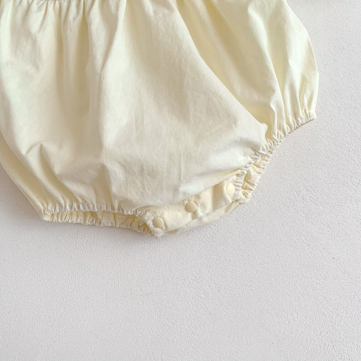 Shela krémszínű body részletekkel