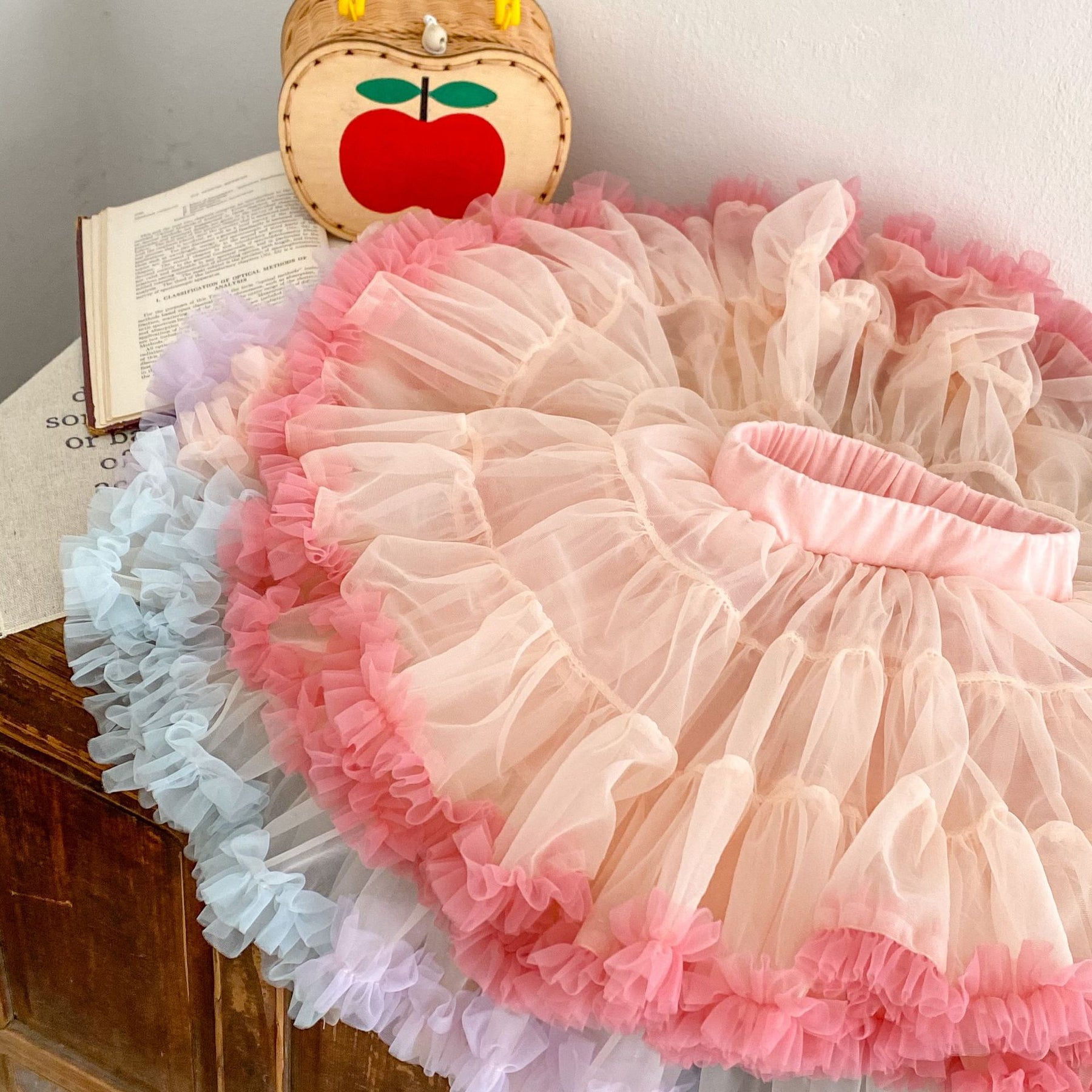 Menina rózsaszín szoknya részletekkel