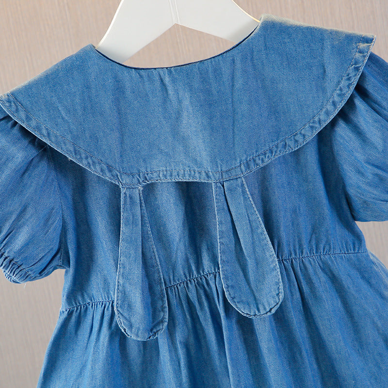 Nema részletekkel díszített kék ruha