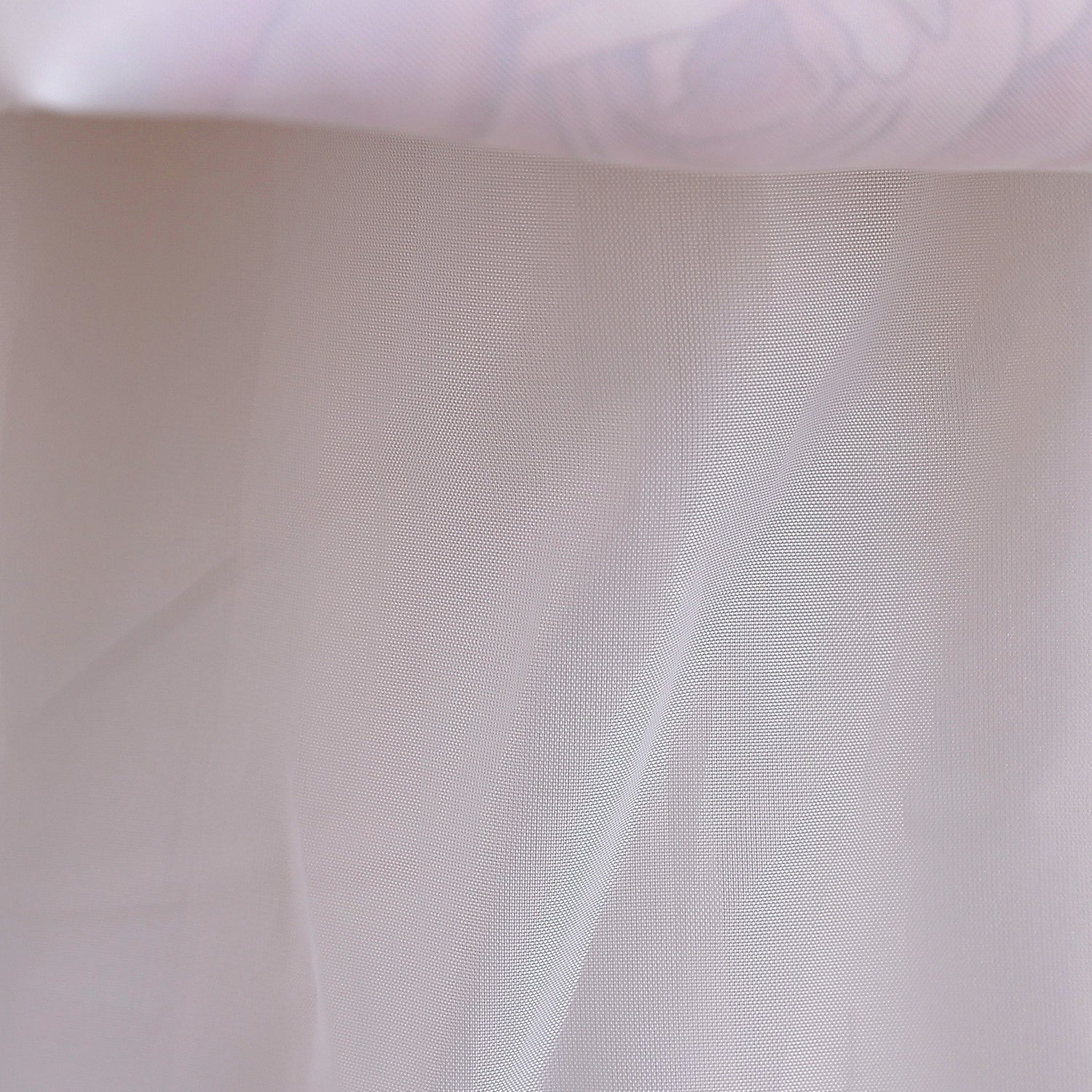 Sanina részletekkel díszített ruha