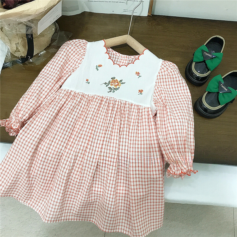 Nura részletekkel díszített narancssárga ruha