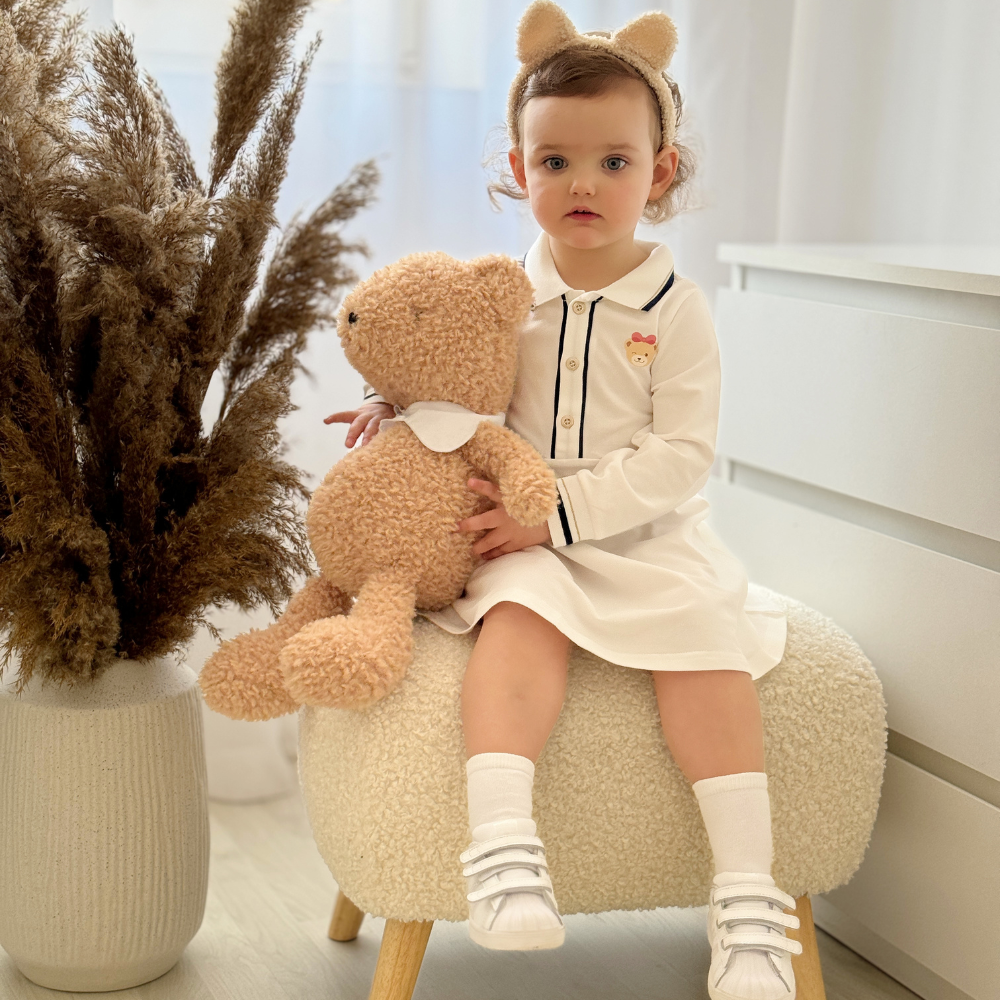 Adina fehér részletekkel ellátott ruha