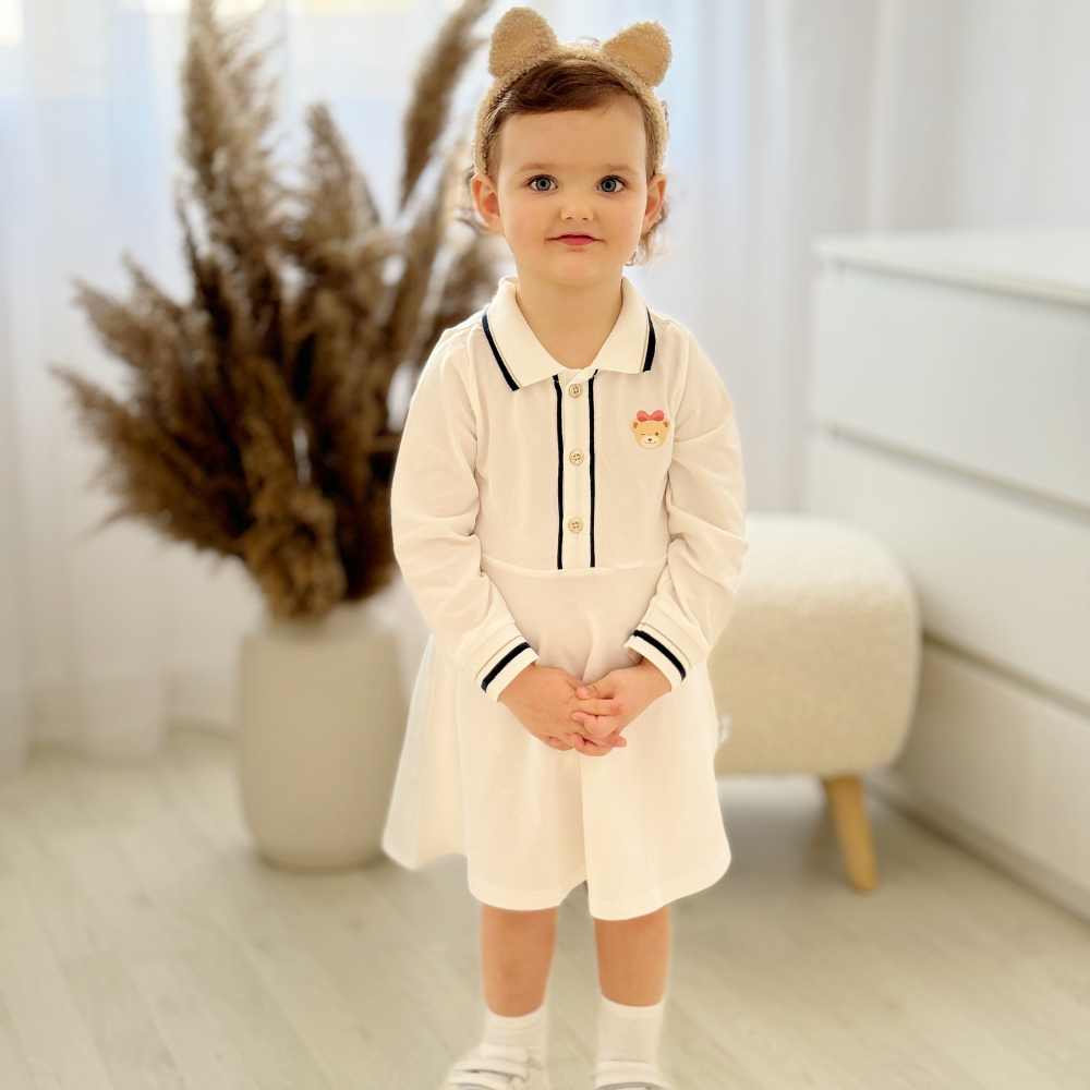 Adina fehér részletekkel ellátott ruha