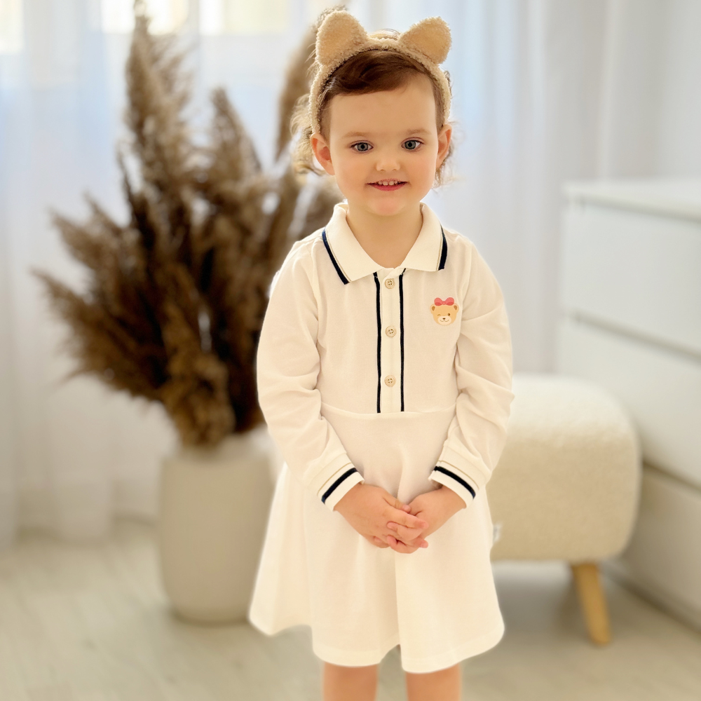 Adina fehér részletekkel ellátott ruha