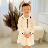 Adina fehér részletekkel ellátott ruha