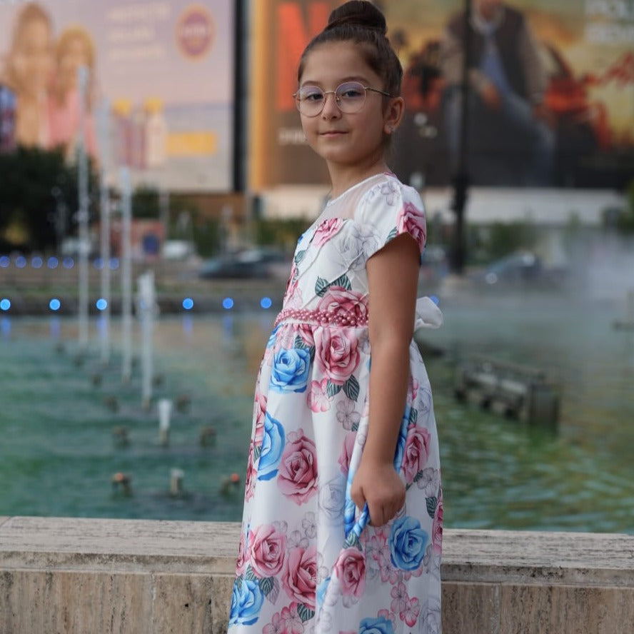 Sanina részletekkel díszített ruha