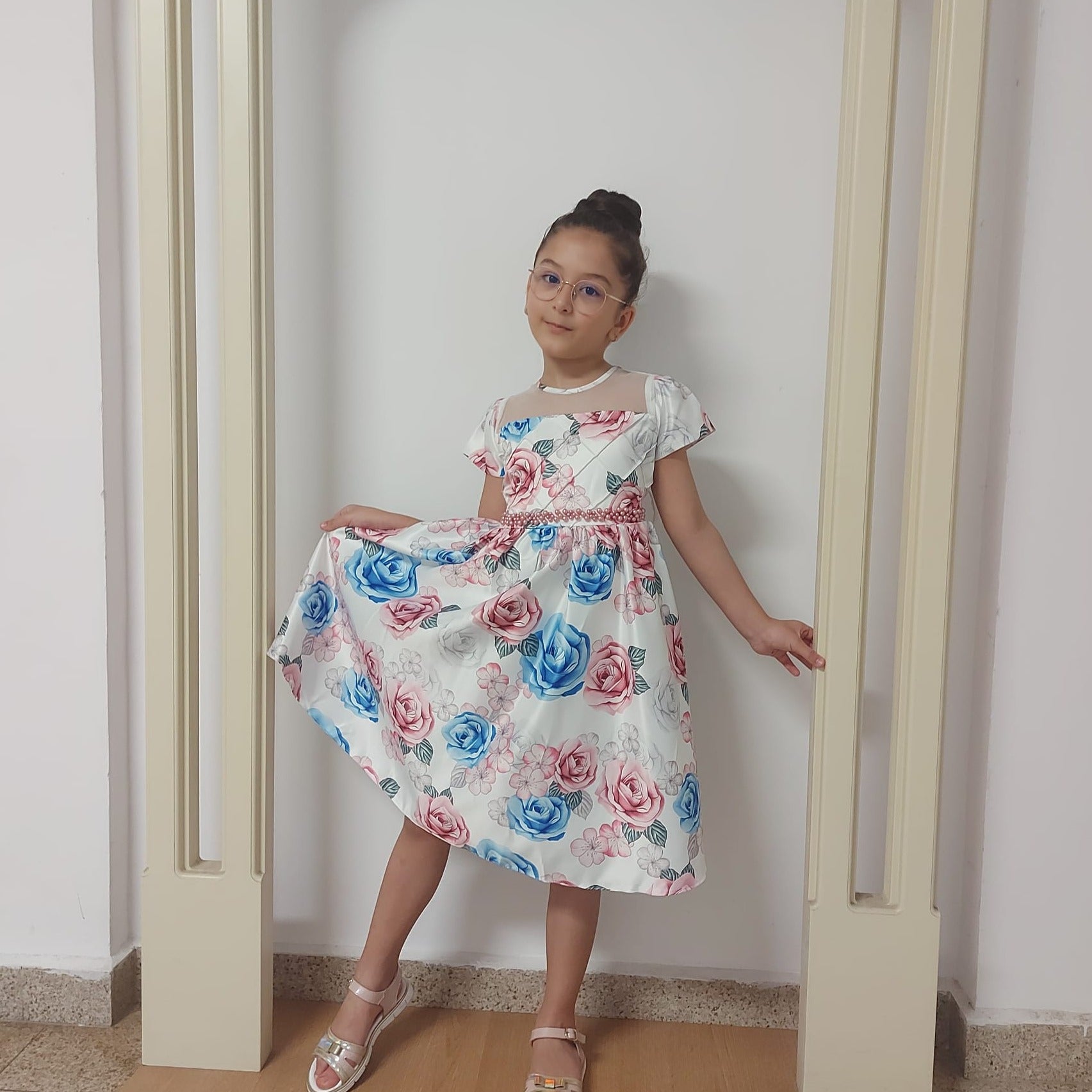 Sanina részletekkel díszített ruha