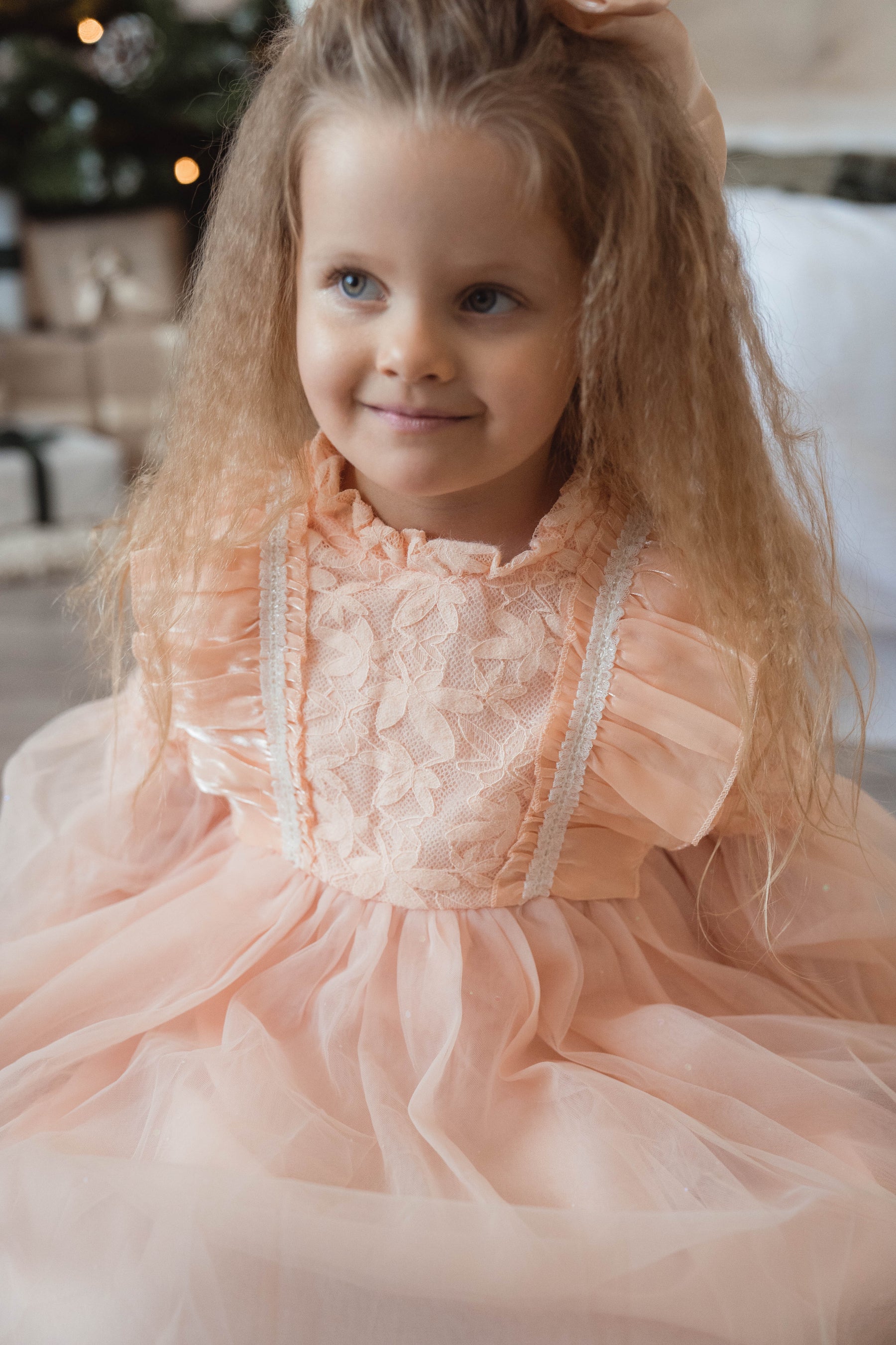 Desla narancssárga részletekkel díszített ruha