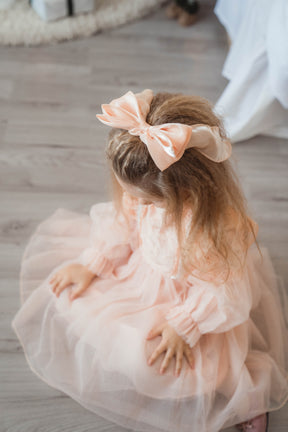 Desla narancssárga részletekkel díszített ruha