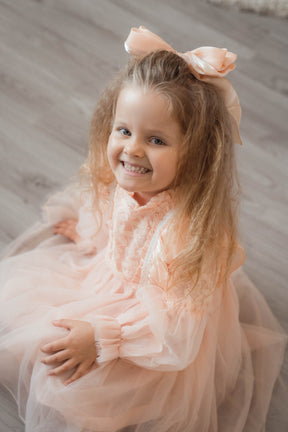 Desla narancssárga részletekkel díszített ruha