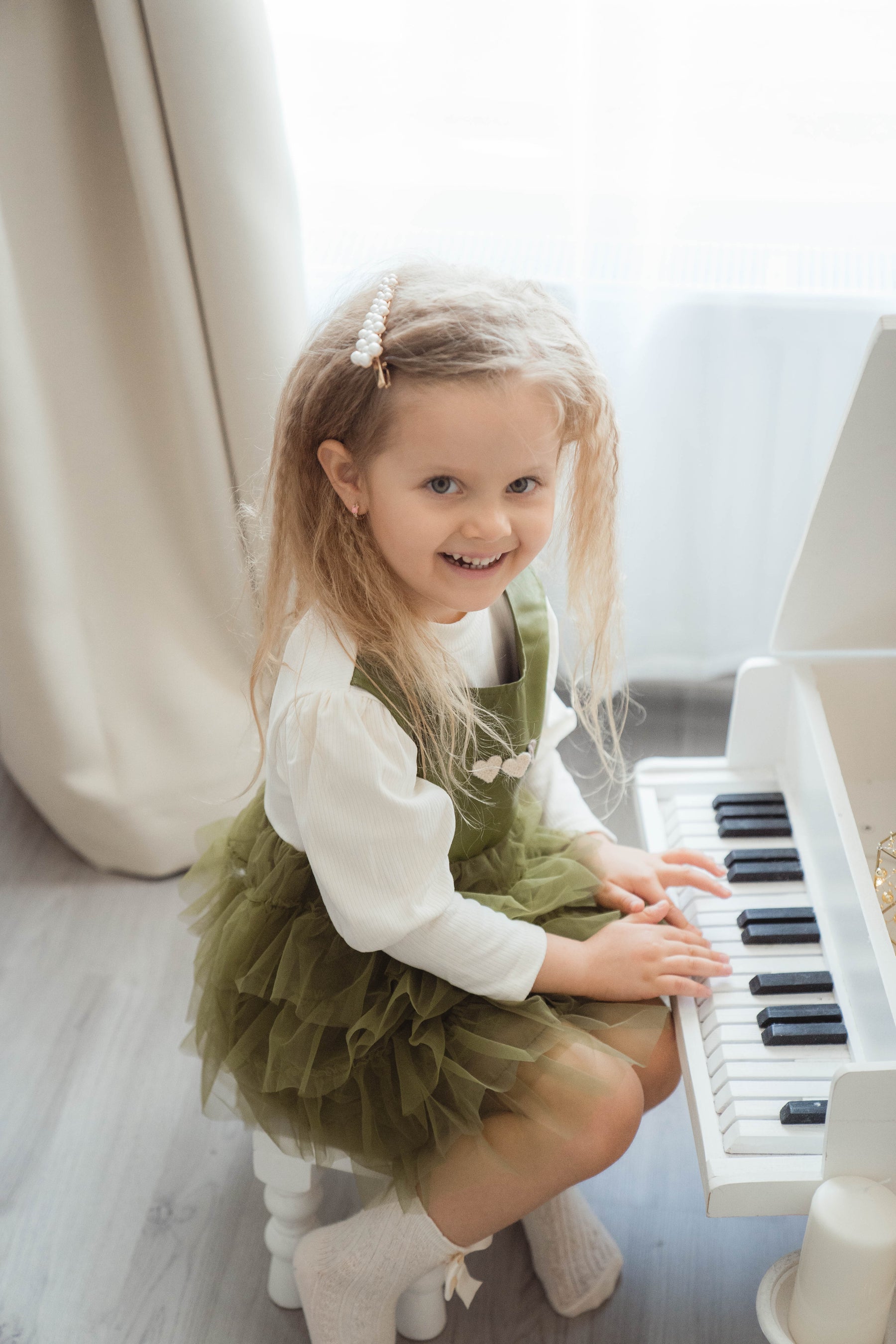 Tosya részletekkel díszített zöld ruha