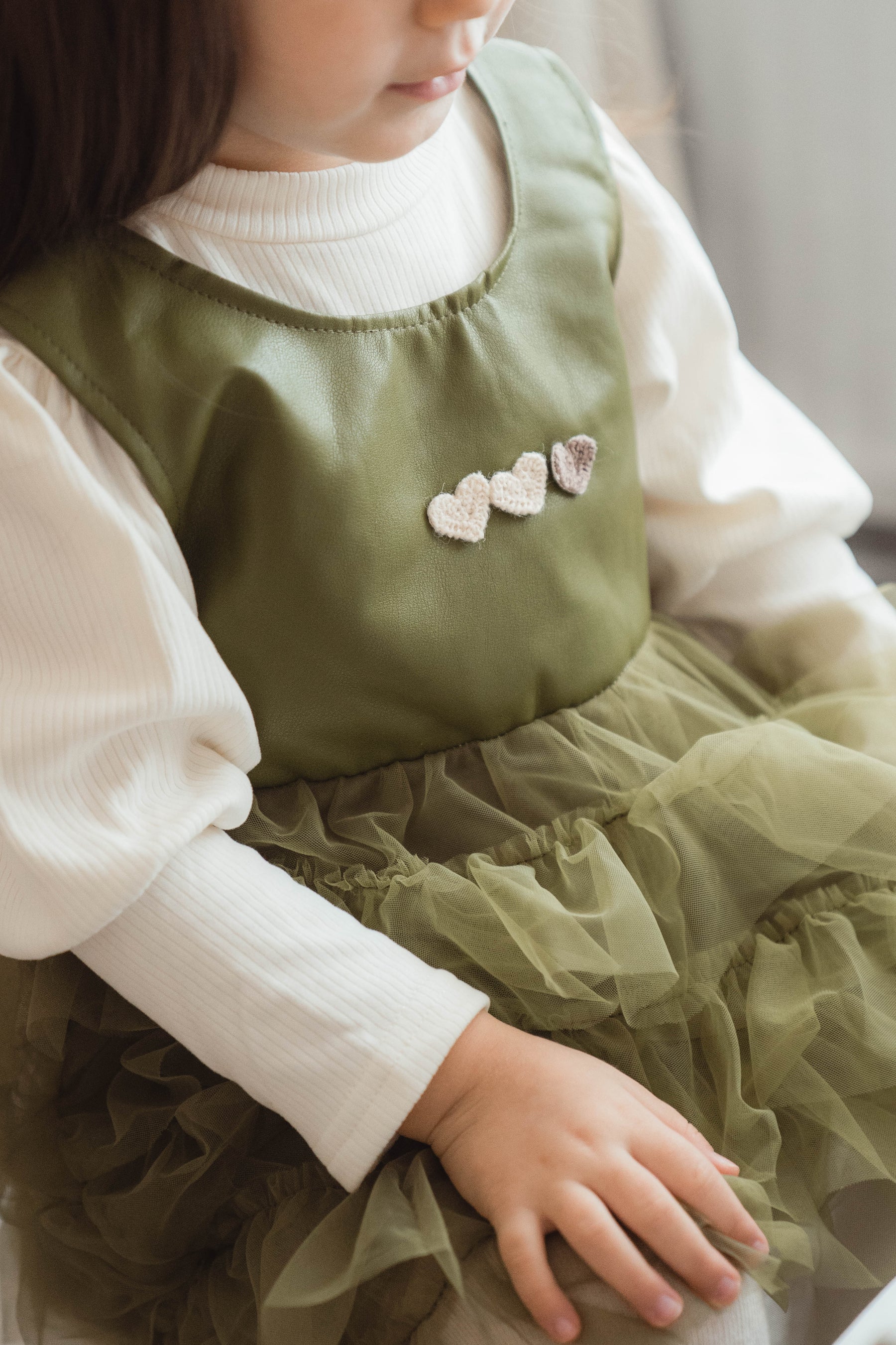 Tosya részletekkel díszített zöld ruha