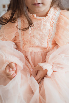 Desla narancssárga részletekkel díszített ruha