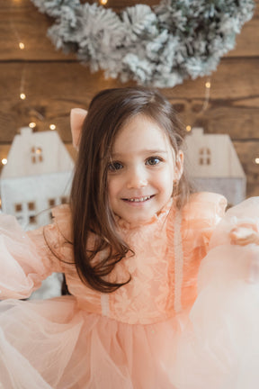 Desla narancssárga részletekkel díszített ruha