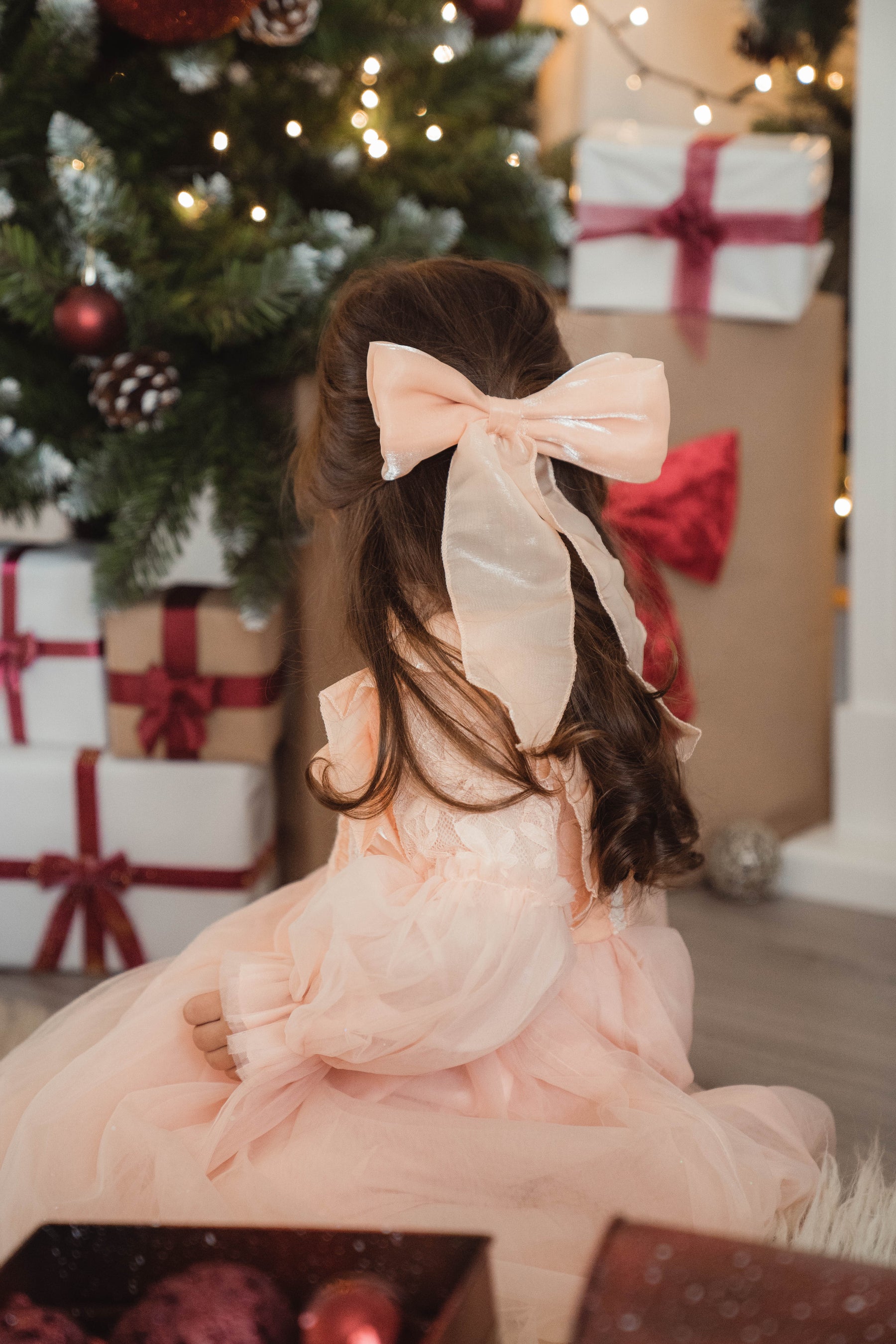 Desla narancssárga részletekkel díszített ruha