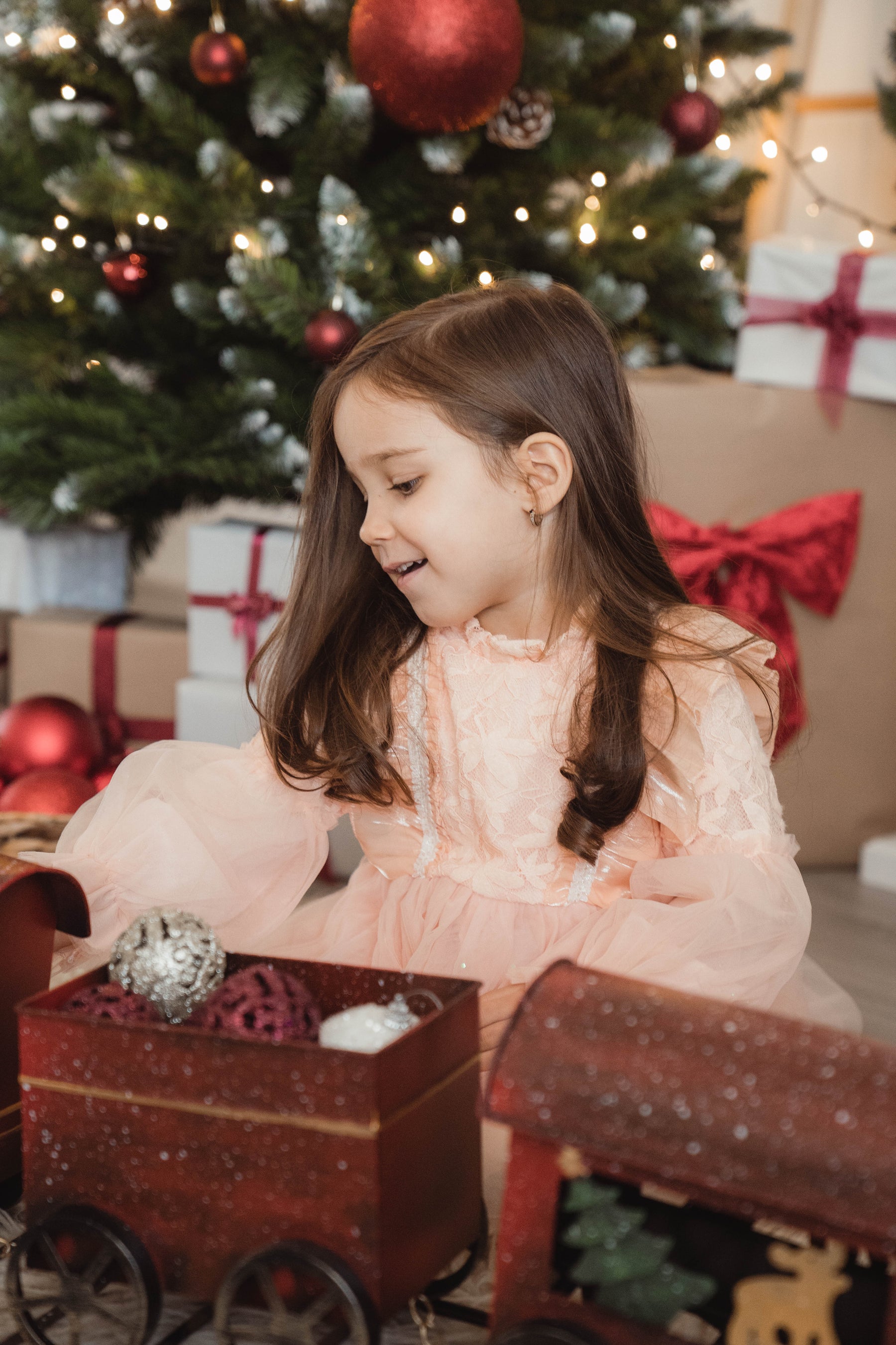 Desla narancssárga részletekkel díszített ruha