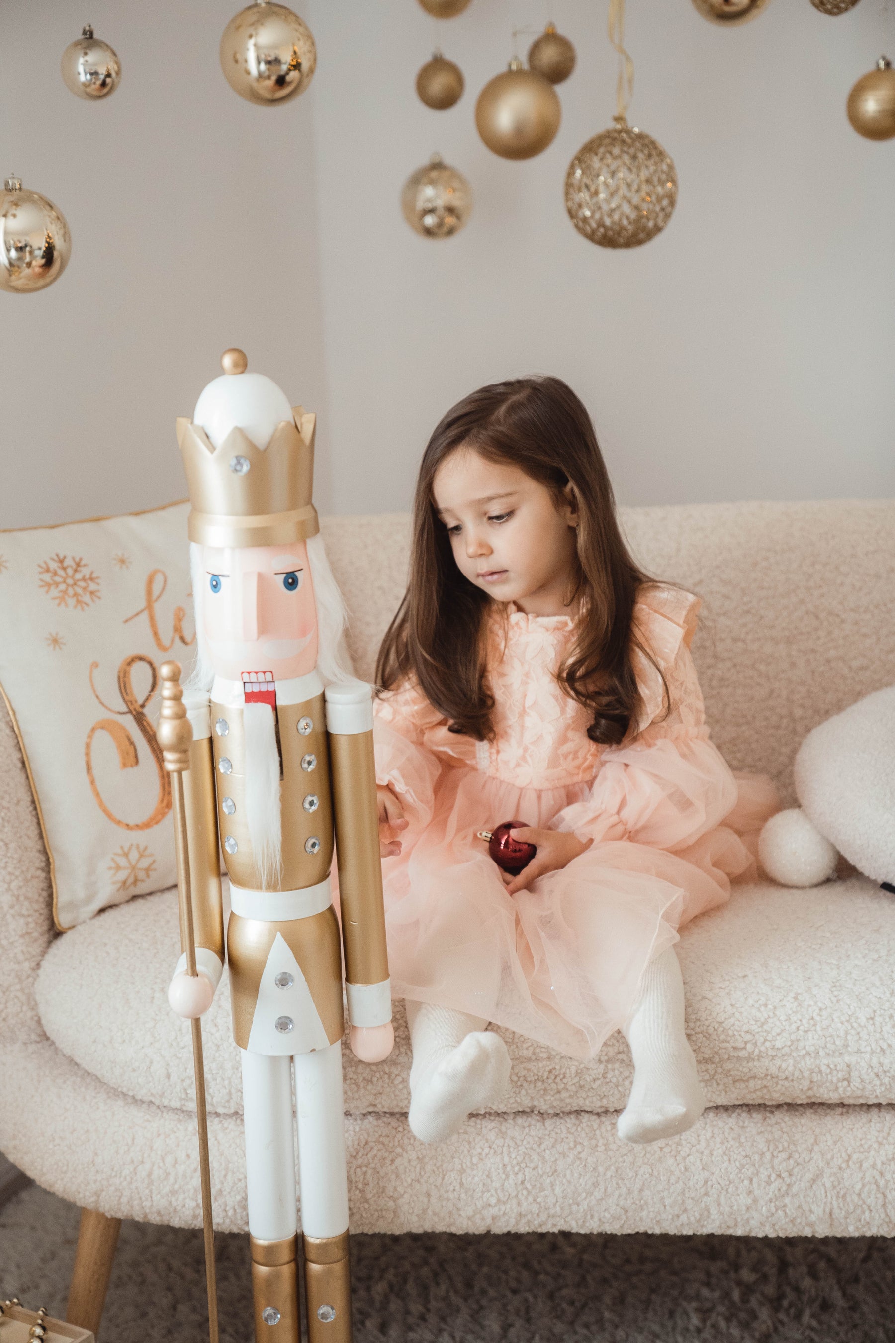 Desla narancssárga részletekkel díszített ruha