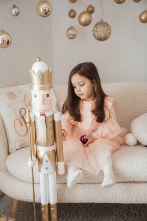 Desla narancssárga részletekkel díszített ruha