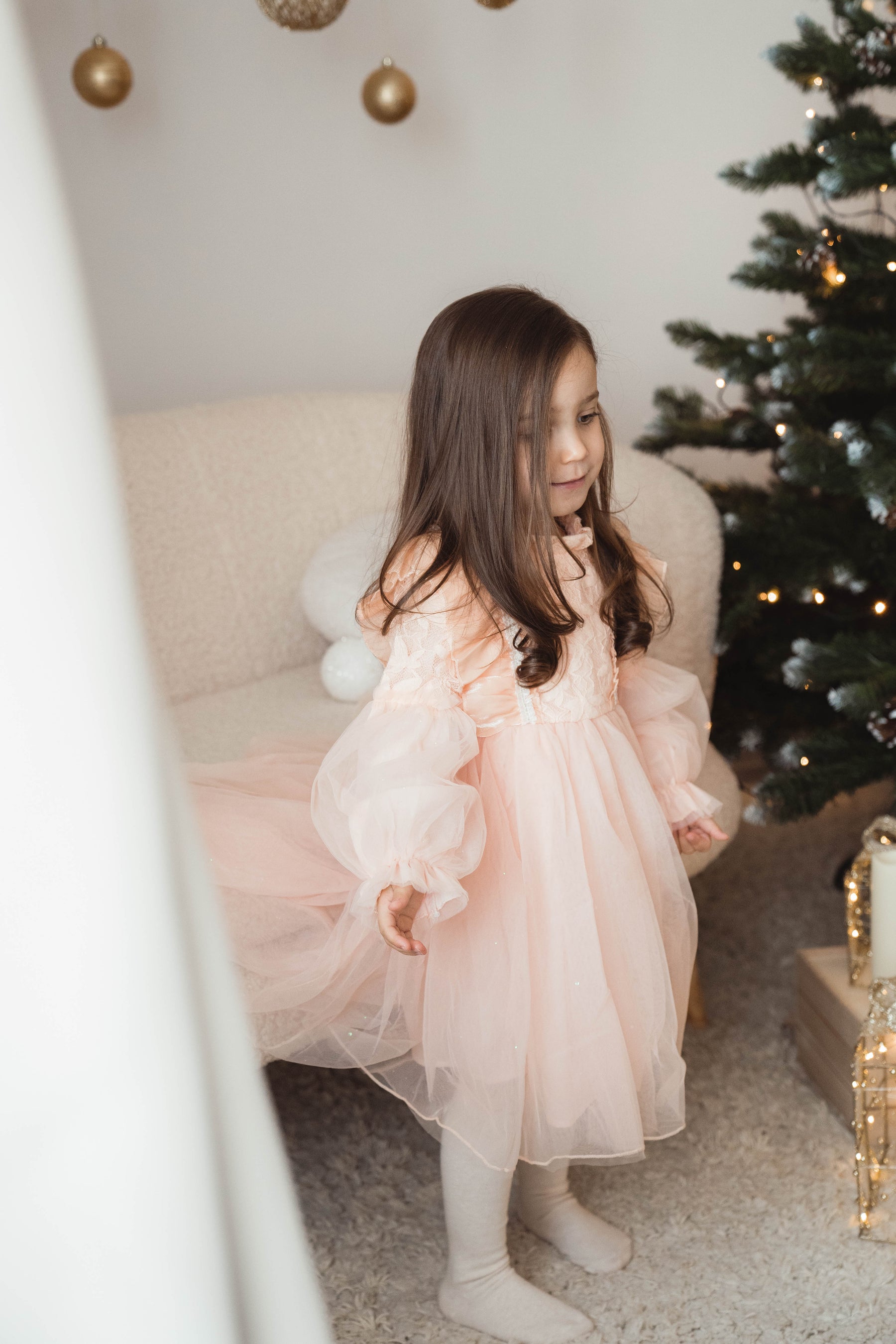 Desla narancssárga részletekkel díszített ruha