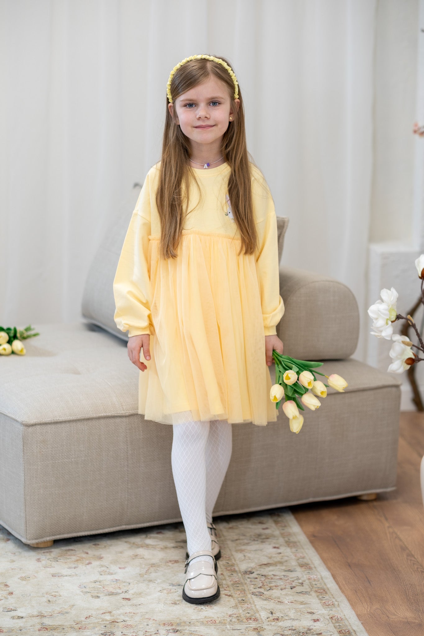 Binira sárga részletekkel ellátott ruha