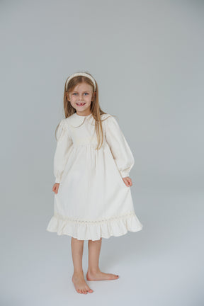 Mia krémszínű ruha részletekkel