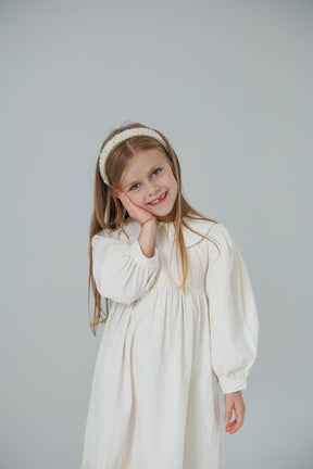 Mia krémszínű ruha részletekkel