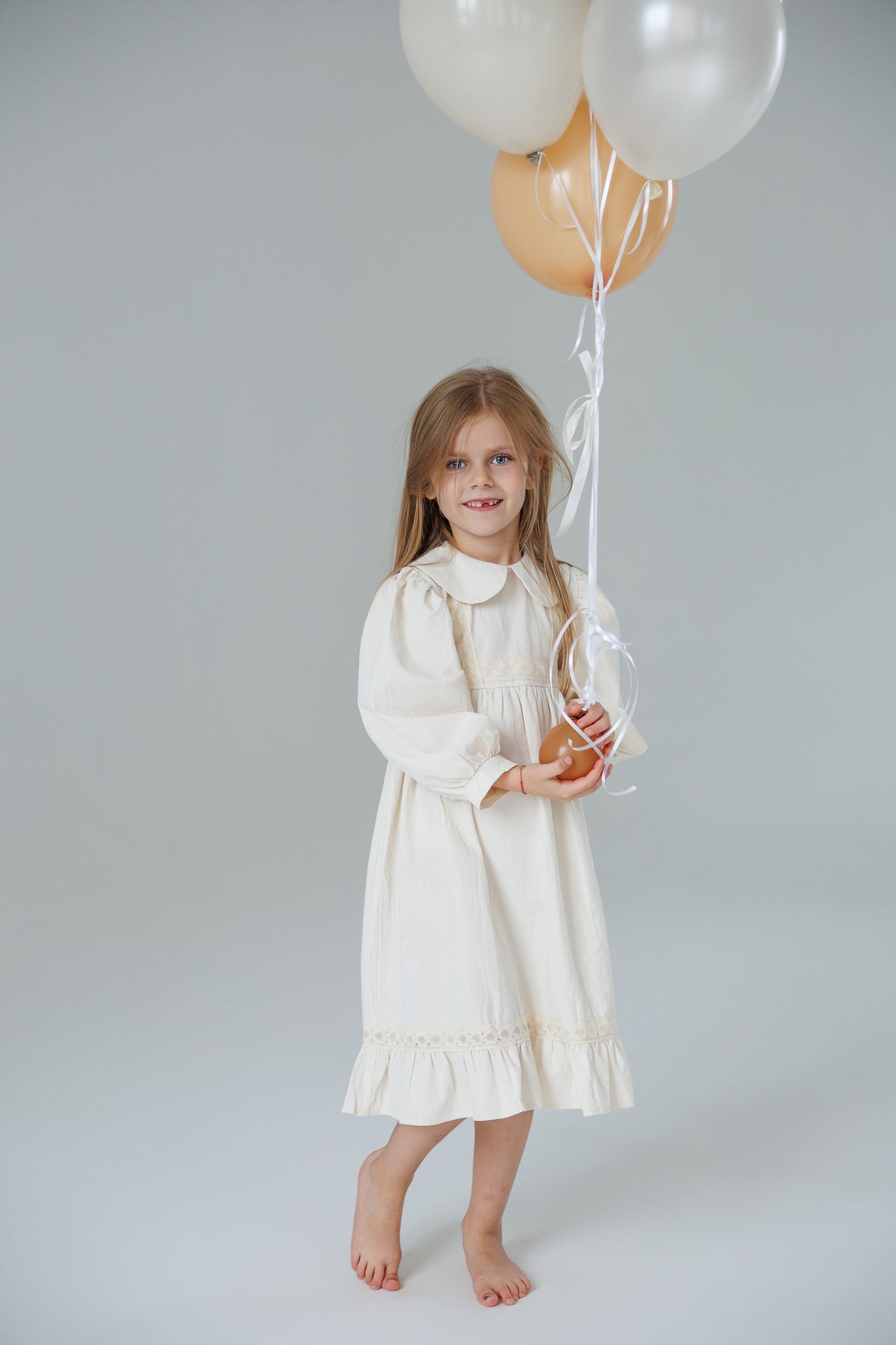 Mia krémszínű ruha részletekkel