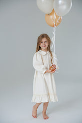 Mia krémszínű ruha részletekkel