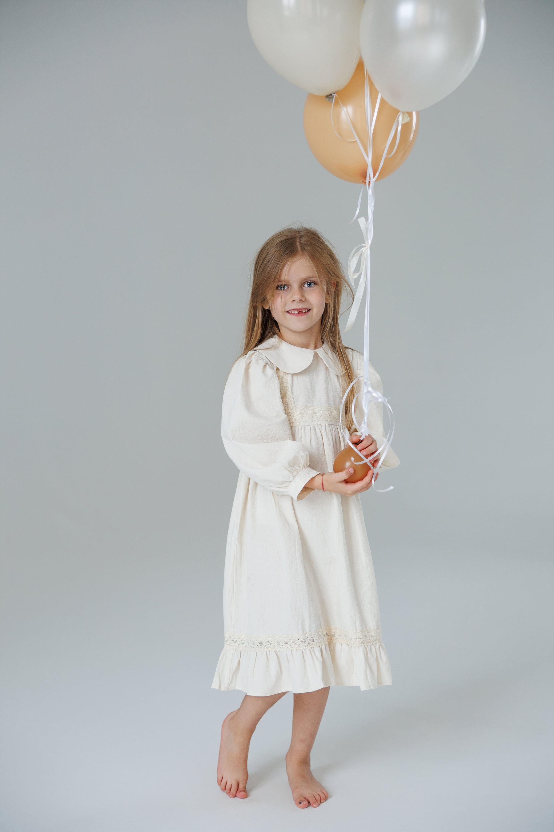 Mia krémszínű ruha részletekkel