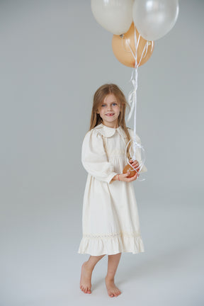 Mia krémszínű ruha részletekkel